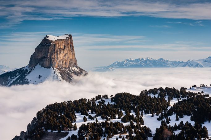 Mont Aiguille cerné par les nuages