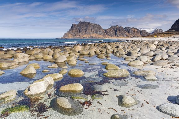 Plage de Uttakleiv dans les îles Lofoten
