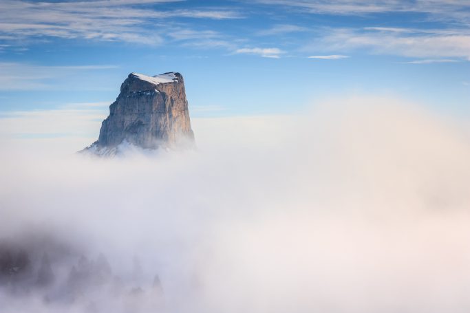 Mont Aiguille au-dessus de la mer de nuages