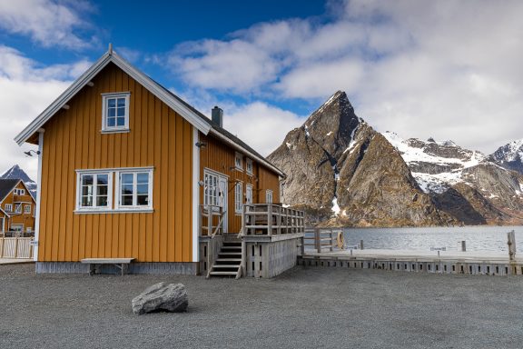 La fameuse maison jaune de Sakrisøy